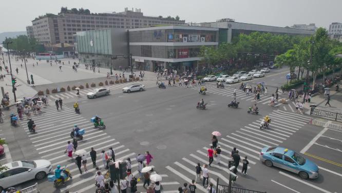 市区繁华街道行人过马路场景