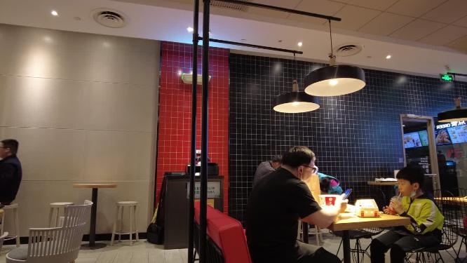 快餐餐厅顾客享用食物