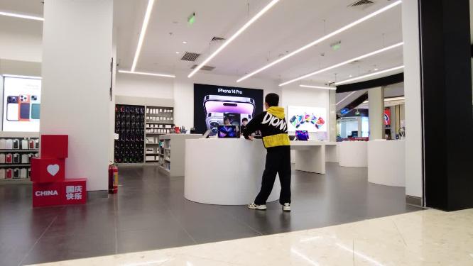 手机数码店铺顾客使用产品延时视频素材