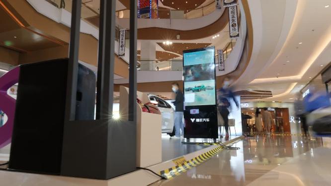 新能源汽车商场展示厅人流延时摄影