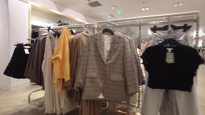 服装店衣服裤子展示