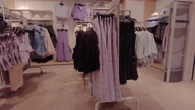 服装店铺服装展示