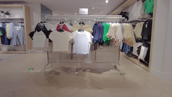 服装店铺短袖服装