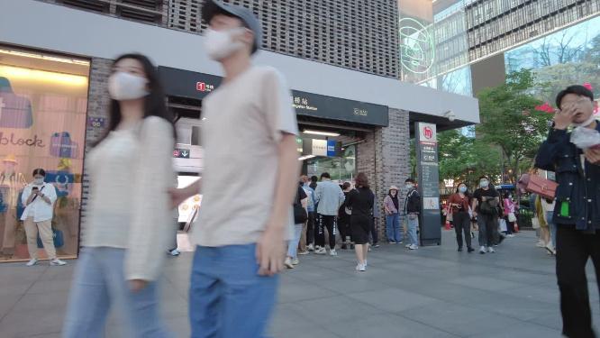 杭州地铁出站口人流