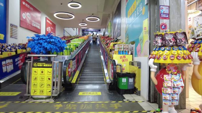 物美超市自动扶梯摆满了商品琳琅满目