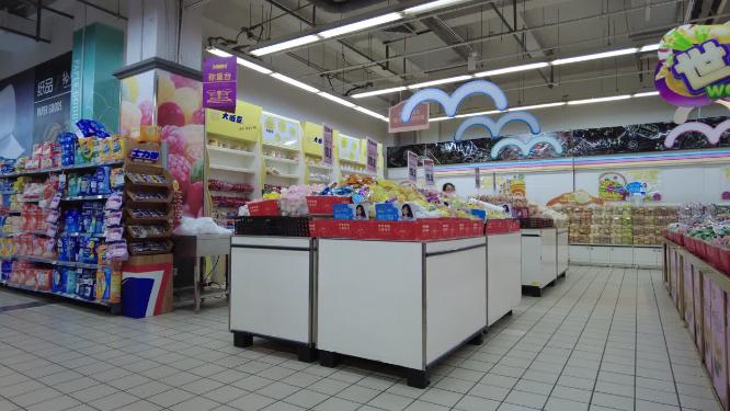 物美超市顾客挑选零食延时摄影