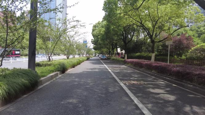 疫情恢复期间的马路车道