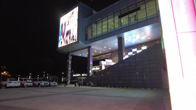 疫情期间夜晚广场空无一人