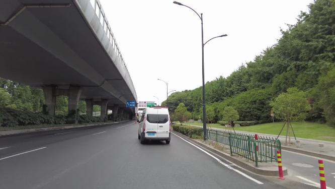私家车汽车上高架桥行驶