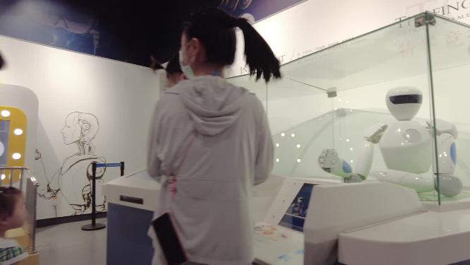 科技馆家长带小孩游玩机器人