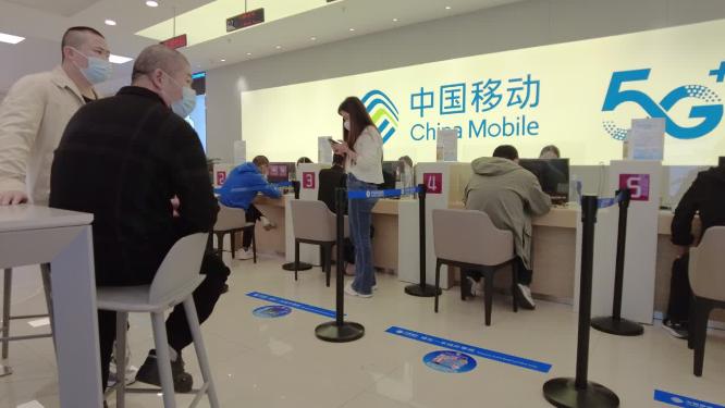 移动营业厅顾客排队办理业务