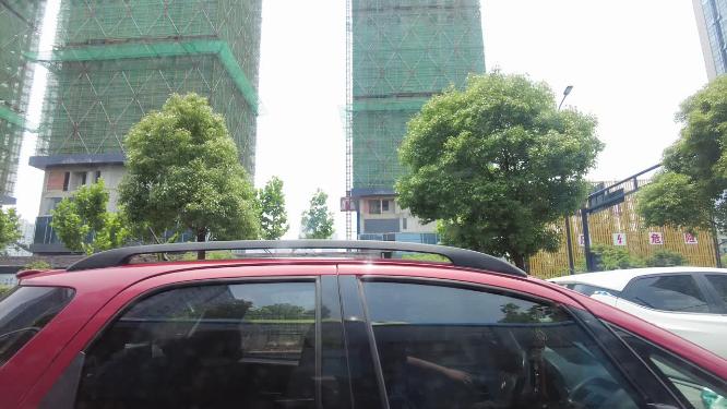 窗外城市车辆车流