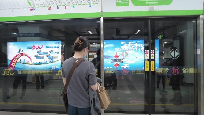 等地铁的人们