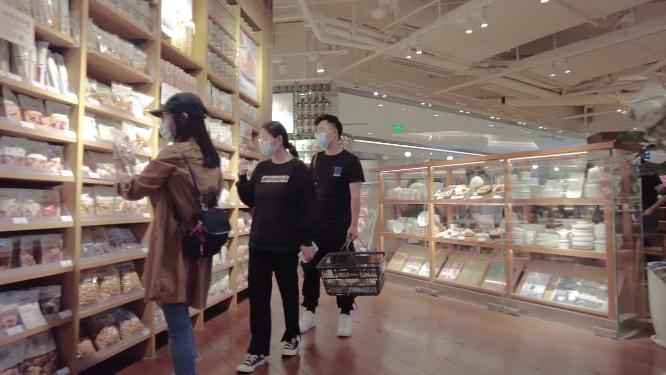 顾客挑选好吃的零食