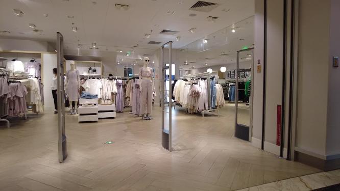 顾客逛街服装店