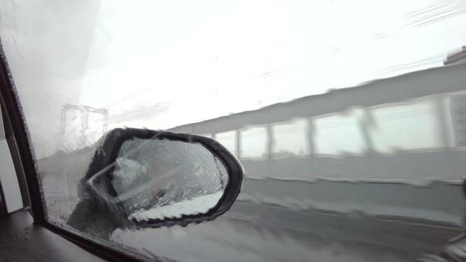 高速下雨天开车后视镜视角