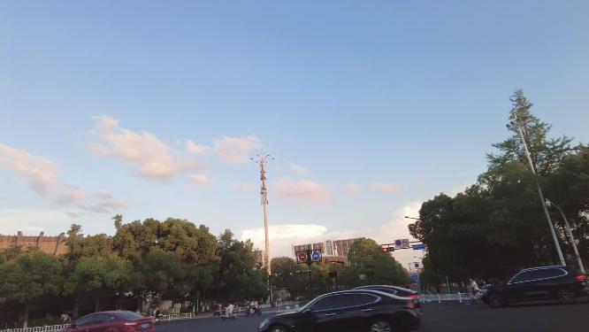 黄昏汽车窗外的车辆