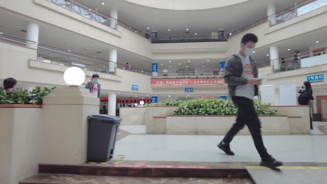 医院门诊楼大厅