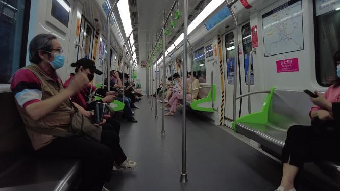 地铁出站进站乘客视角空镜头