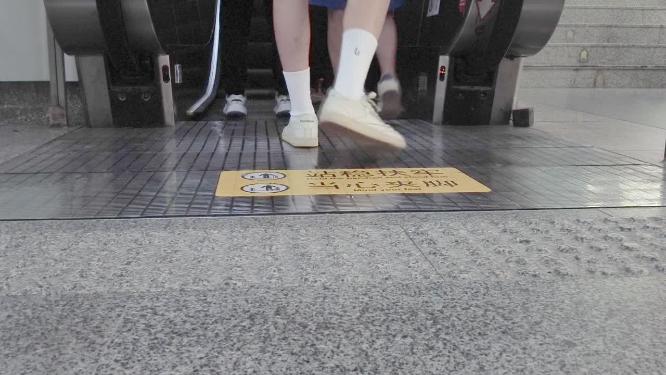 地铁行人坐电梯脚步特写