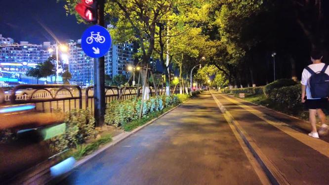城市夜晚人行道夜景