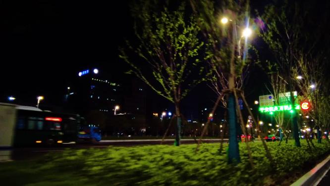 城市夜晚汽车窗外的风景视频素材