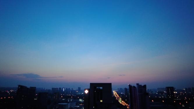 城市早晨太阳升起延时摄影