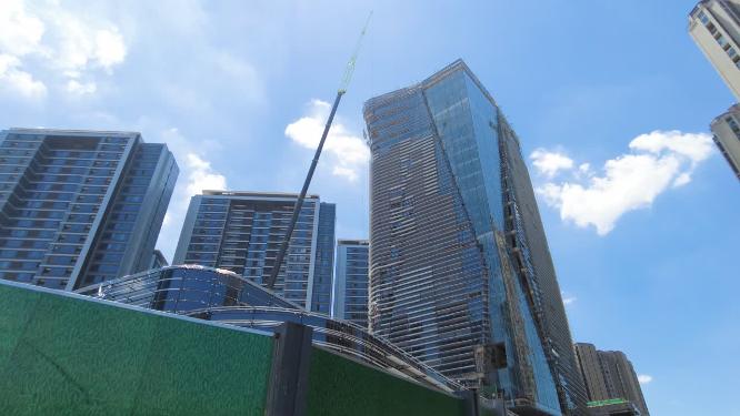 城市正在建设的大楼仰望