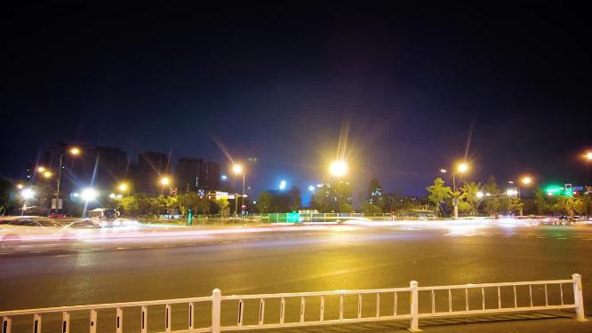 城市马路夜晚车流延时摄影