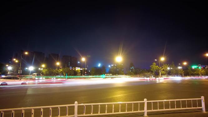 城市马路夜晚车流延时摄影