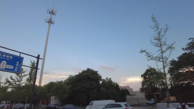 夕阳西下汽车窗外的高楼大厦开车第一视角