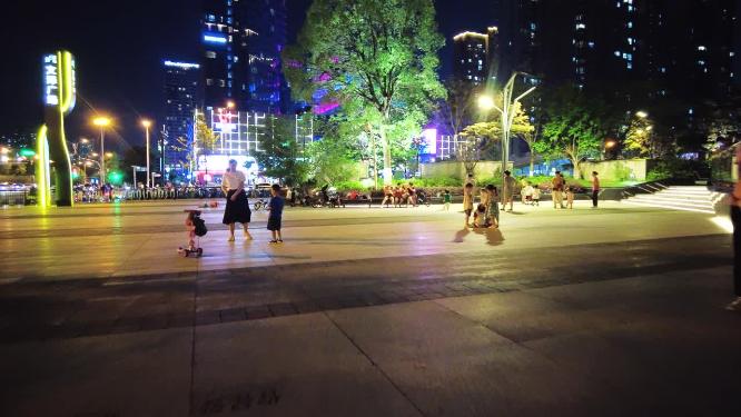 夜晚公园广场休息散步的人们