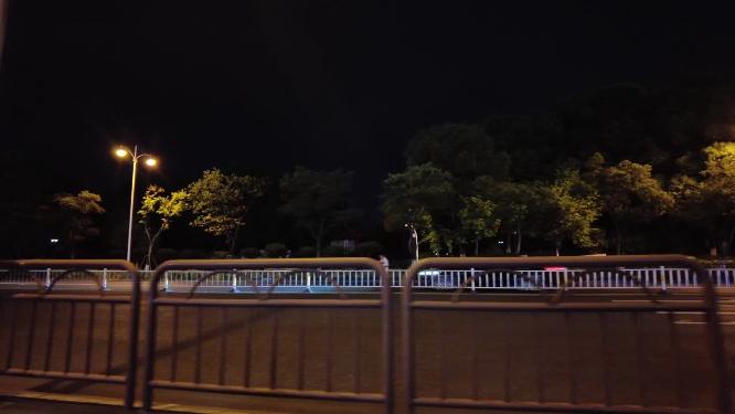 夜晚城市马路空无一人
