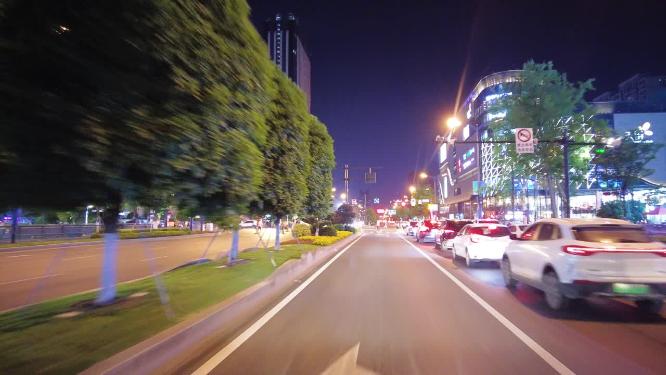 夜晚城市马路车辆