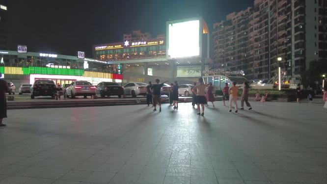 夜晚广场上面大妈跳广场舞