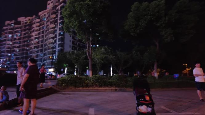 夜晚广场休闲散步的人们行人