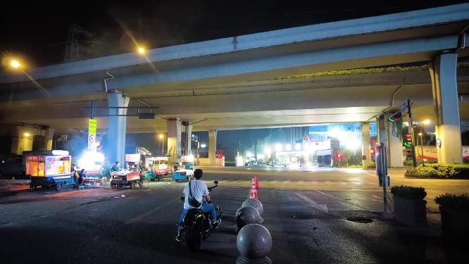 夜晚马路车辆车流延时摄影