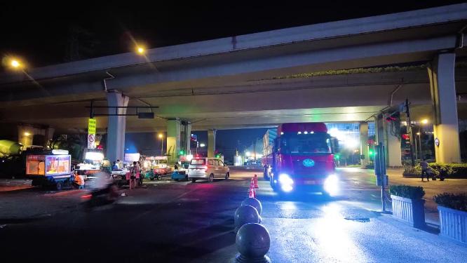 夜晚马路车辆车流延时摄影