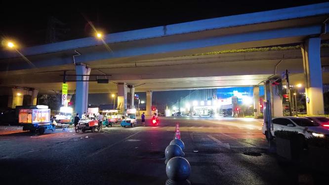 夜晚马路车辆车流延时摄影