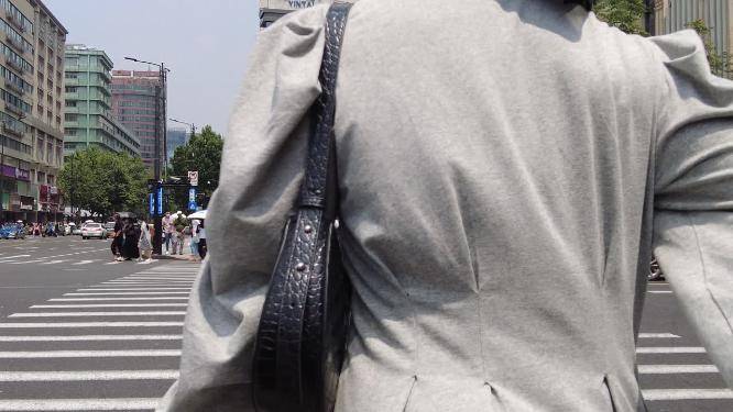 大城市繁忙的行人过马路