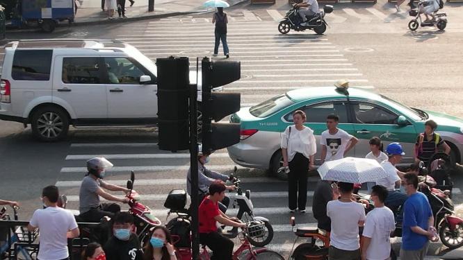 大城市行人横穿马路