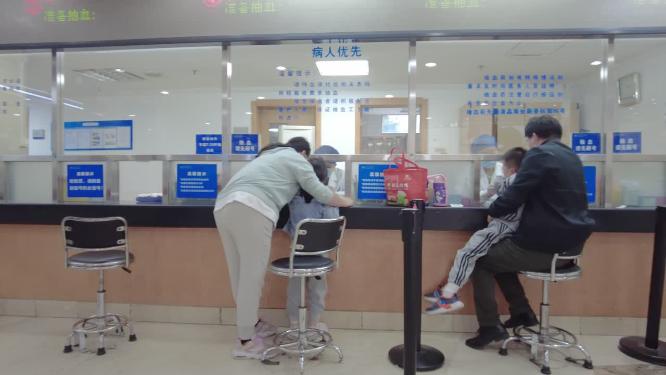 小孩排队打针