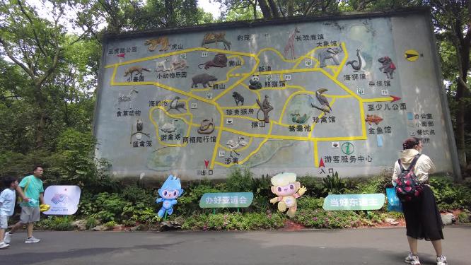 杭州动物园门口游客参观游玩