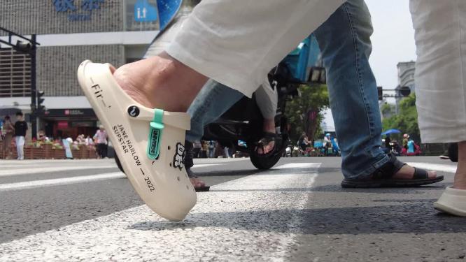 过马路行人脚步特写