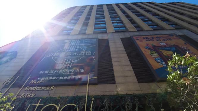 都市阳光照射商业大楼