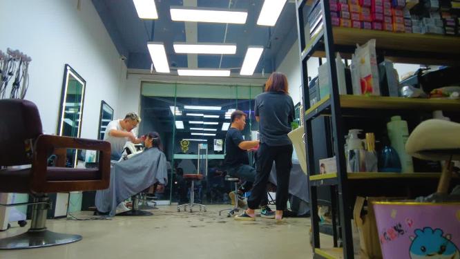 高档理发店理发师在给顾客理发