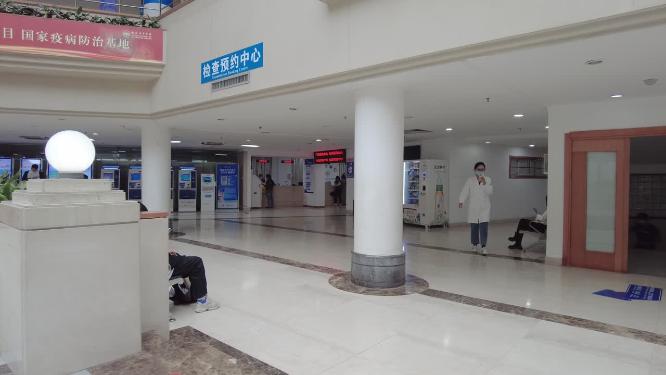 医院座椅休息排队等待的病人