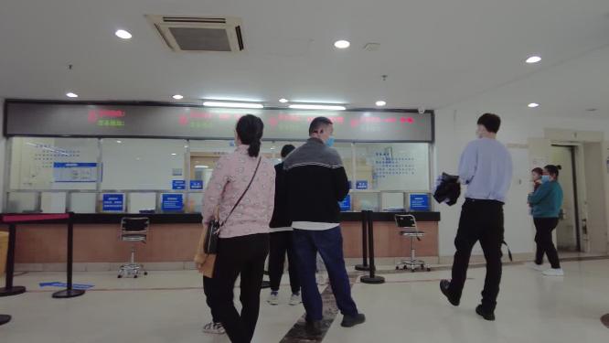 医院门诊楼排队抽血化验
