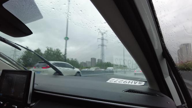 雨天汽车行驶在路上车内视角