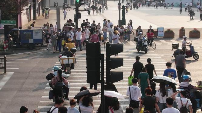 城市下午行人过马路